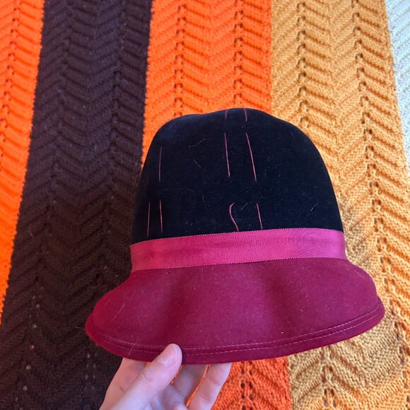 1950s red and black velvet brimmed cloche embroidered hat with ribbon - Picture 10 of 14